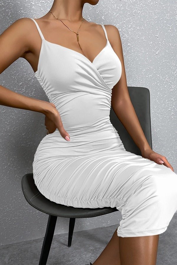 Elegant backless dress with a flowing floor-length silhouette, perfect for formal occasions. 3