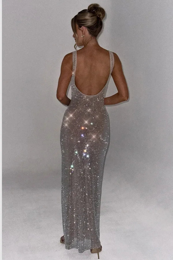 Elegant gown featuring a modern square neckline with a flowing silhouette, perfect for formal occasions. 2