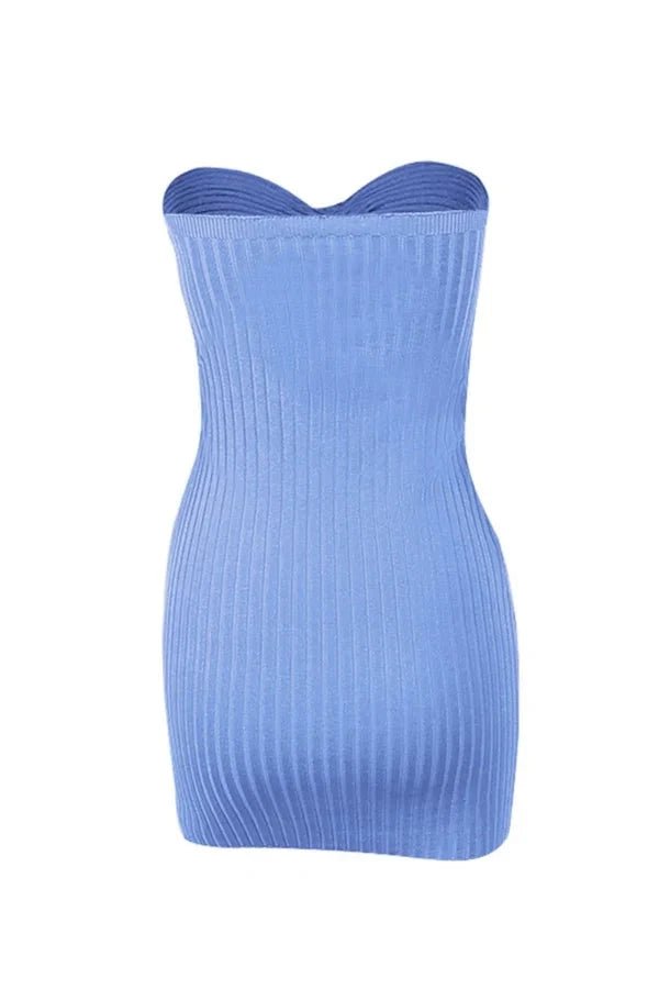 Elegant midi dress featuring a daring front cut-out, designed for sophisticated occasions. 4