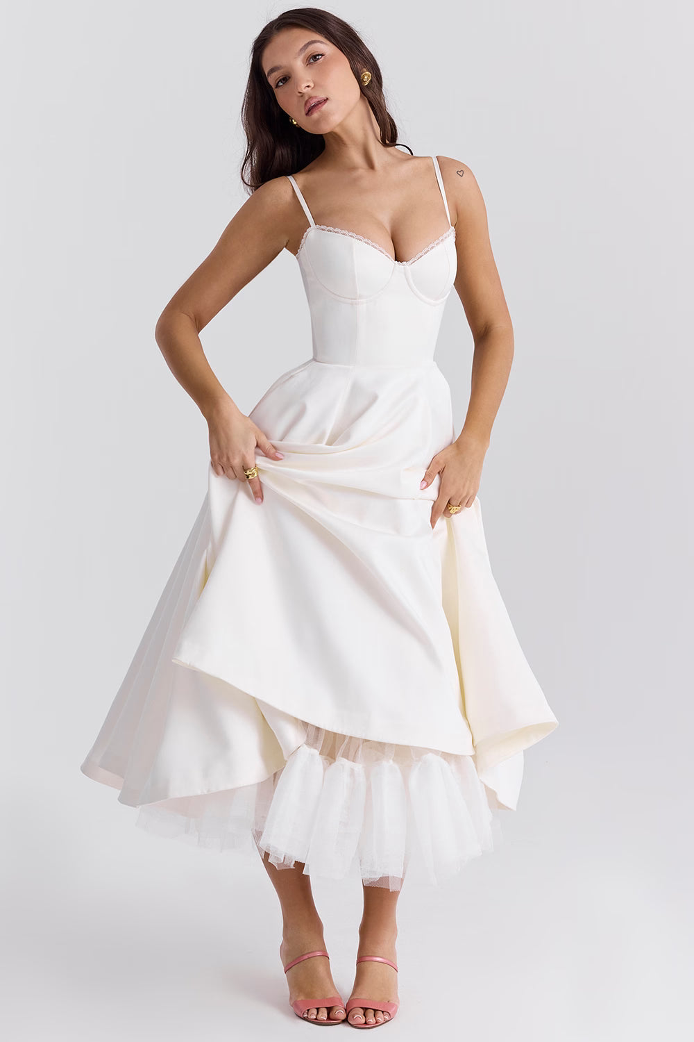 Elegant midi dress featuring a flowing tulle skirt, perfect for formal occasions. 3