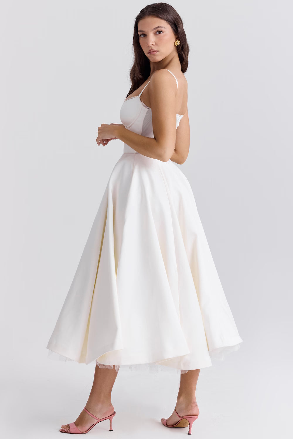 Elegant midi dress featuring a flowing tulle skirt, perfect for formal occasions. 5