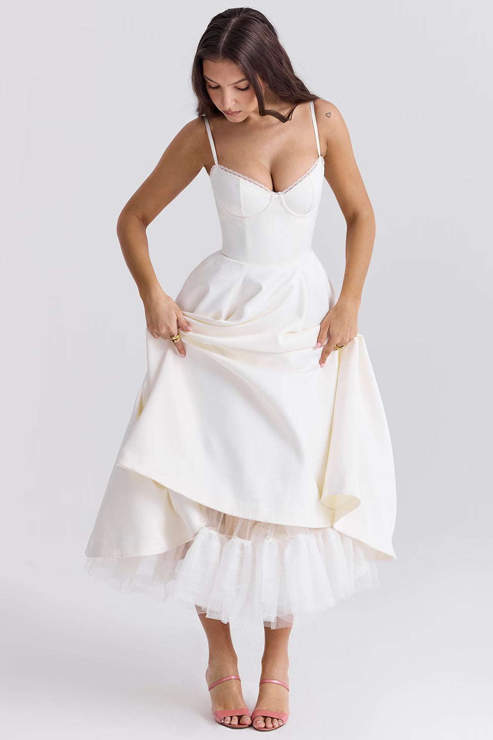 Elegant midi dress featuring a flowing tulle skirt, perfect for formal occasions. 6