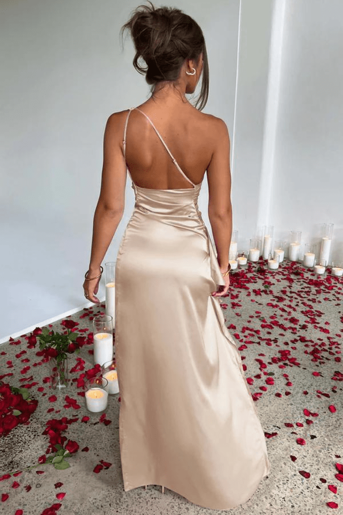 One-shoulder maxi dress featuring a thigh-high split, perfect for formal occasions. 5