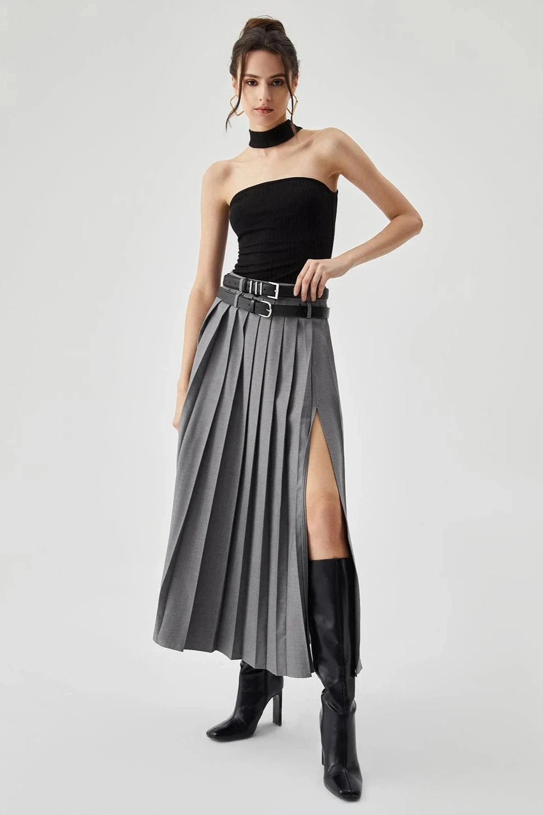 Maxi skirt with a pleated split design, perfect for casual outings. 1