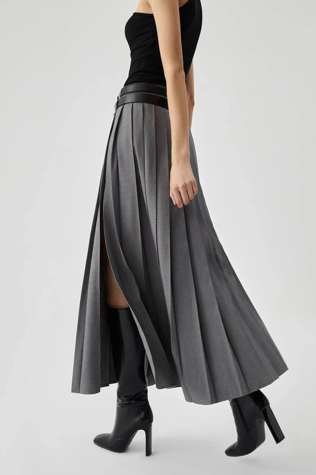 Maxi skirt with a pleated split design, perfect for casual outings. 2