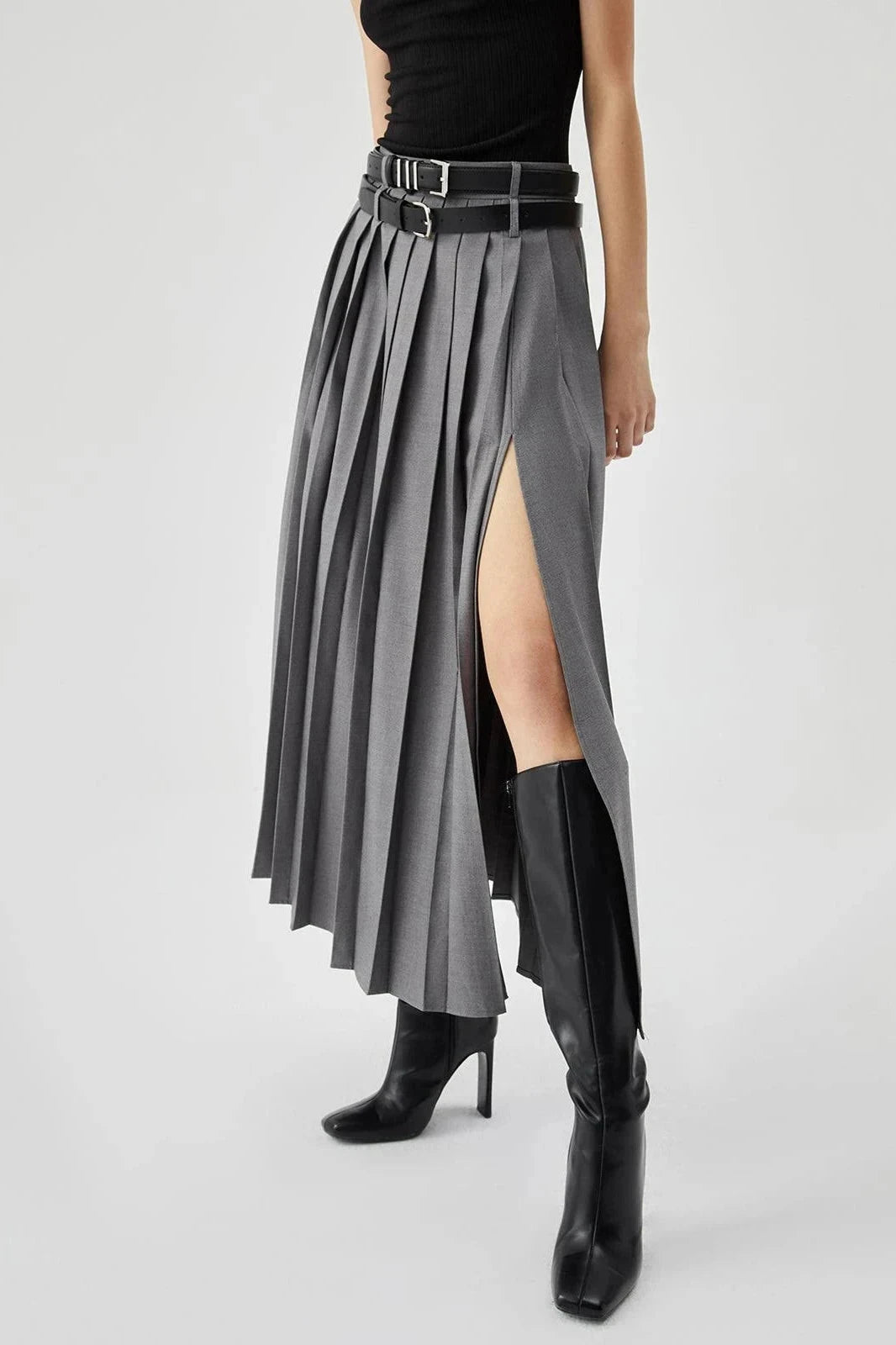 Maxi skirt with a pleated split design, perfect for casual outings. 3