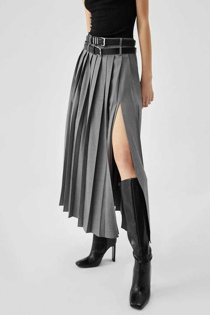 Maxi skirt with a pleated split design, perfect for casual outings. 3