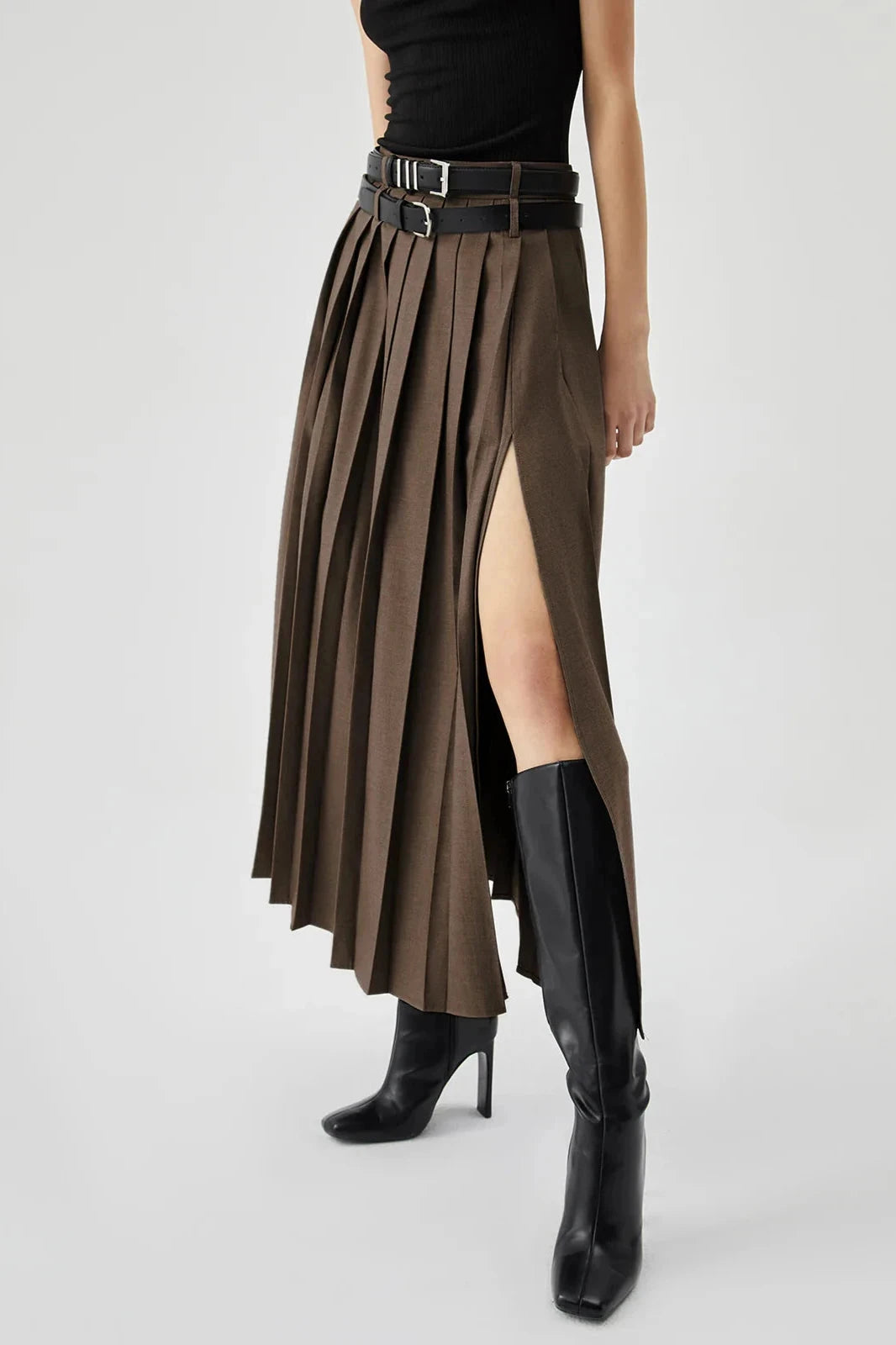 Maxi skirt with a pleated split design, perfect for casual outings. 5