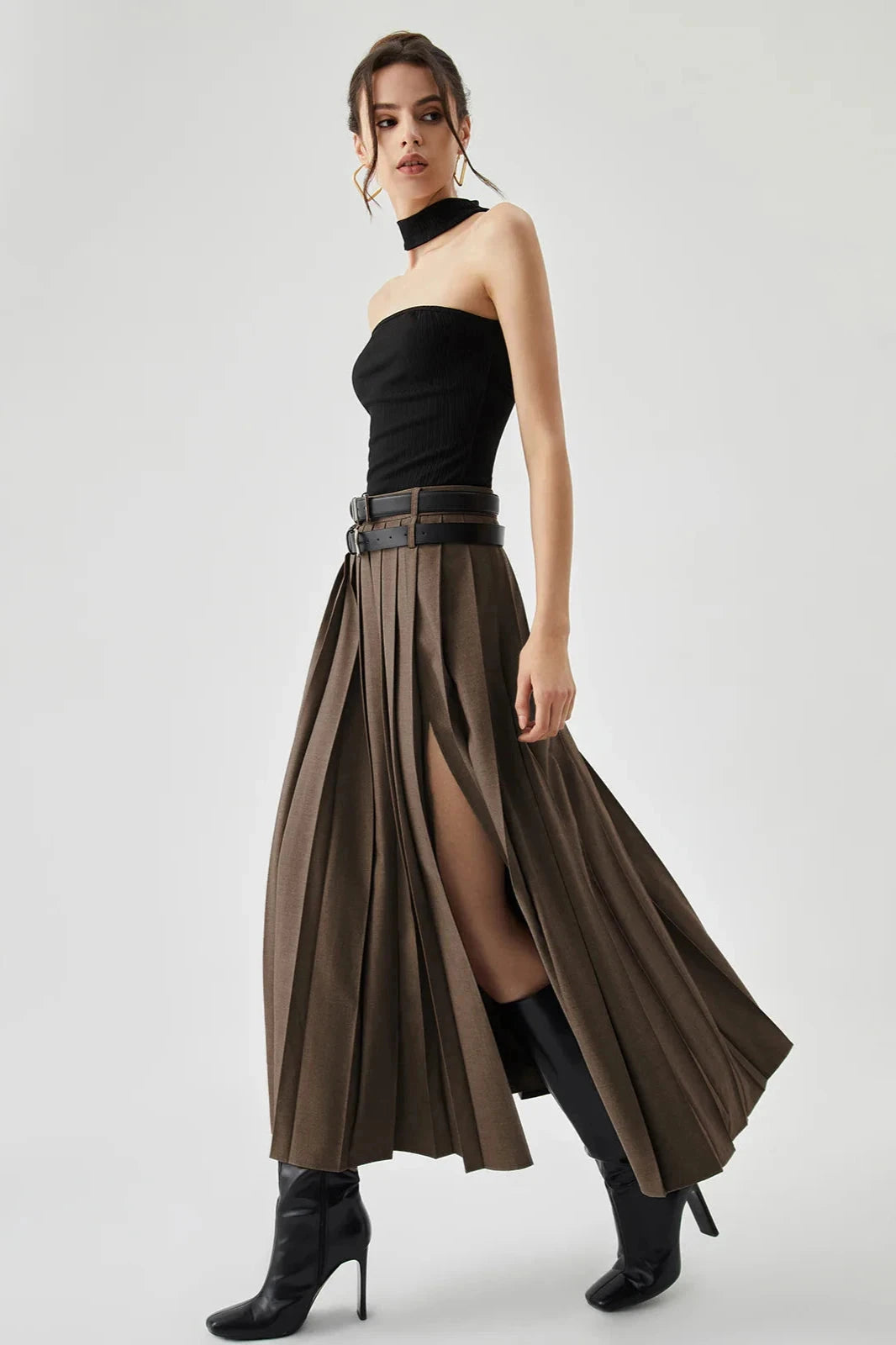 Maxi skirt with a pleated split design, perfect for casual outings. 6