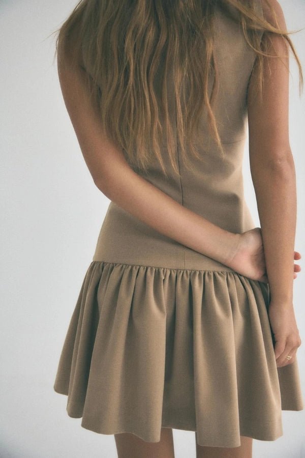 Mini dress with a ruffle design and bow, featuring a fitted silhouette, suitable for casual outings or summer events. 3