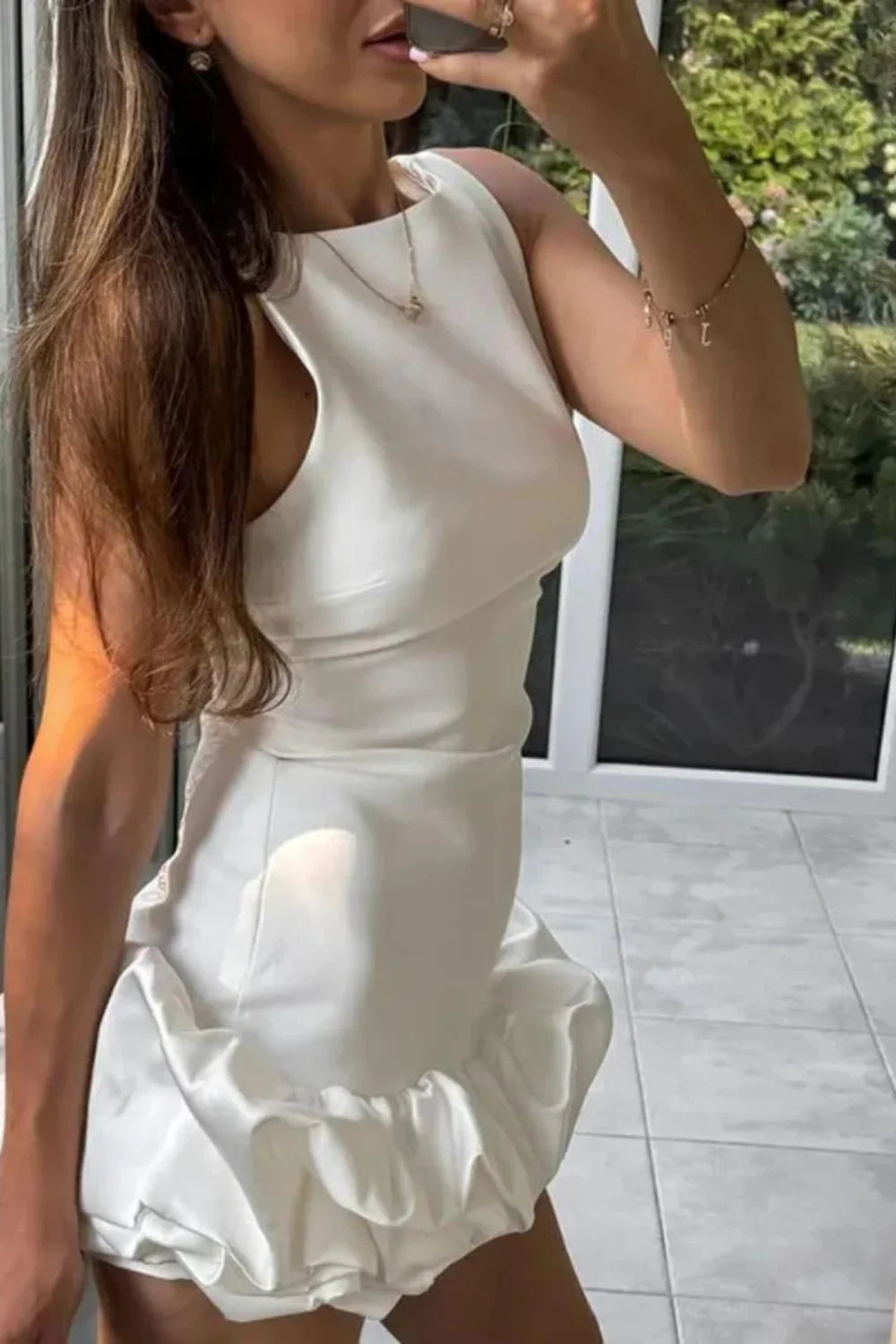 Mini dress with a structured bubble hem, featuring a fitted silhouette, perfect for a casual outing. 3