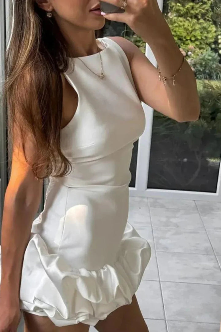 Mini dress with a structured bubble hem, featuring a fitted silhouette, perfect for a casual outing. 3
